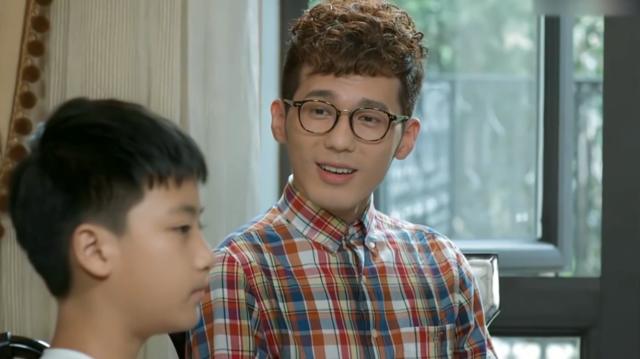 郑爽带曹光给小孩上外语课,没想外语才子被小孩嫌弃,表情真无奈