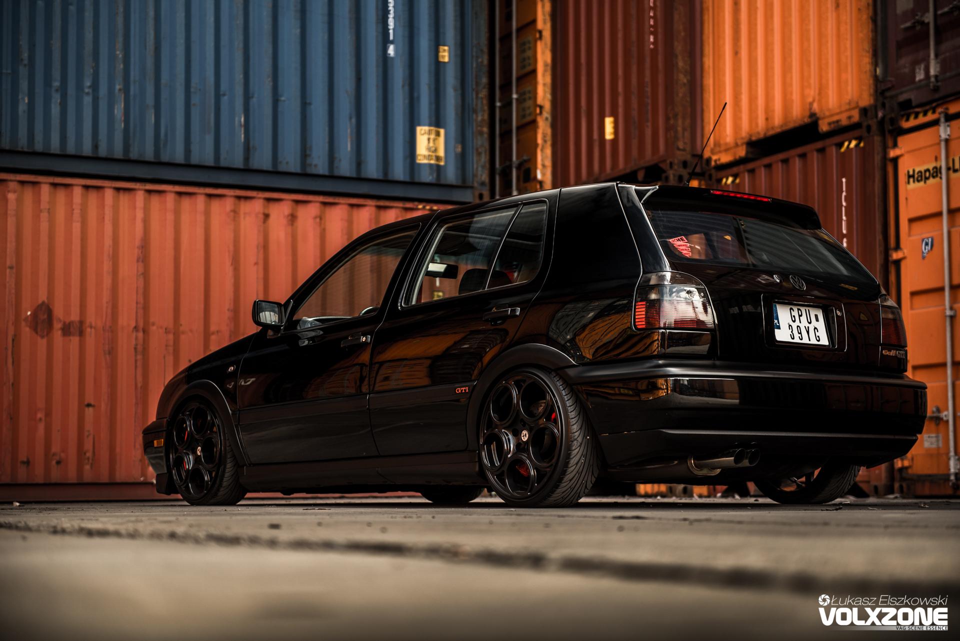 黑武士高尔夫gti里竟藏着"红头引擎",打开机盖后真是惊呆了!