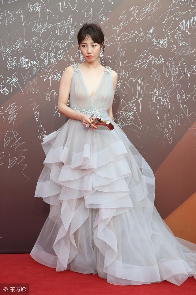白百何出席电影华表奖红毯 网友:表情好严肃,还低头找什么呢?