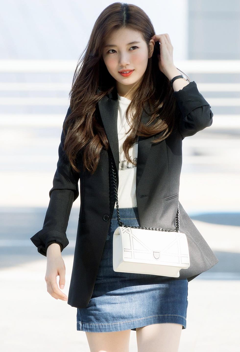 裴秀智休闲靓丽现身机场人气超高遭围堵