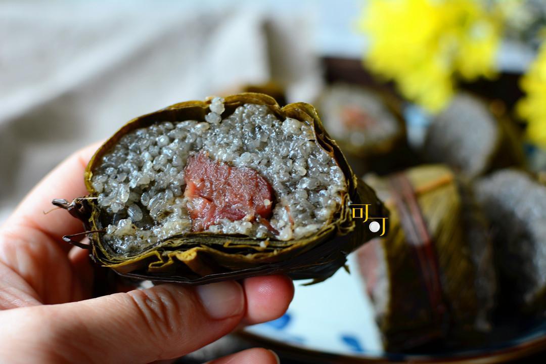 来自贵州布依族的鲜肉板栗灰粽,加了草木灰更香更易消化