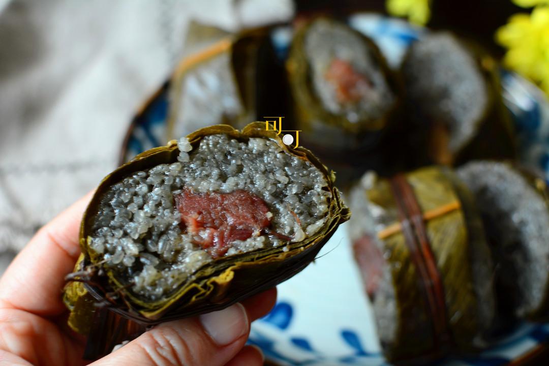 来自贵州布依族的鲜肉板栗灰粽,加了草木灰更香更易消化