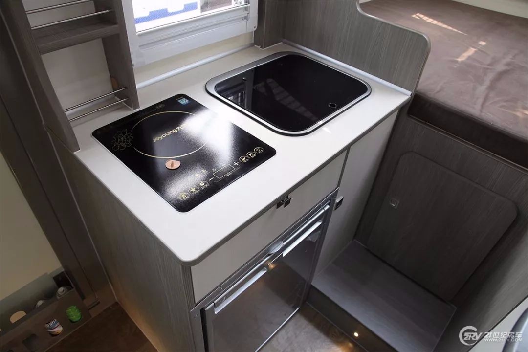 生活区总控制板和水箱仪表盘等生活监测,控制设施位于一体式厨房上方