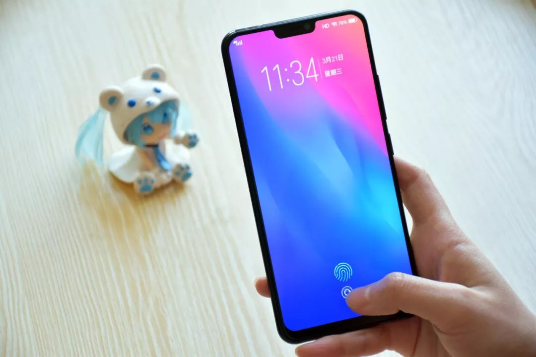 显然屏下指纹,是有争论的,手机上该不该搭载屏下指纹?