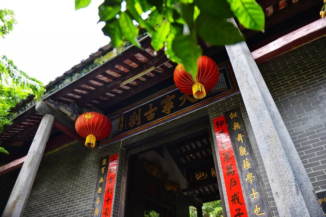 让雷州人对天宁寺引以为傲的地方,还在于明代清官海瑞的题字.