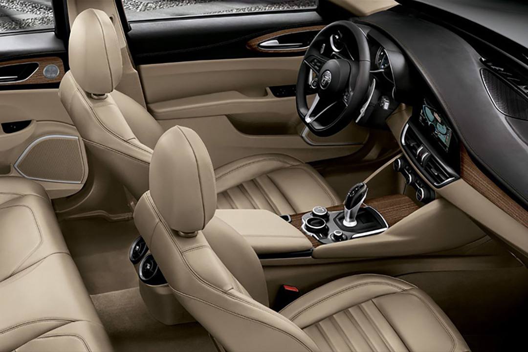 lc的内饰仿佛来自未来,多层次的中控设计,既传承了雷克萨斯家族样式