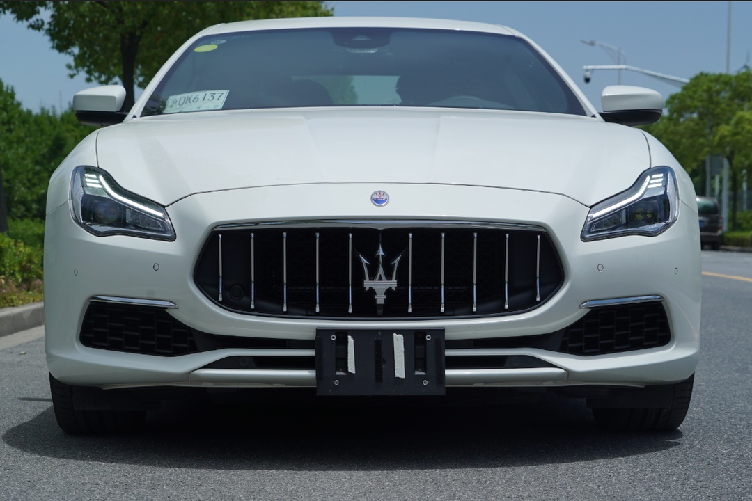 它传承了经典高性能豪华轿车的精神,是对优雅,技术和力量的颂扬与赞美