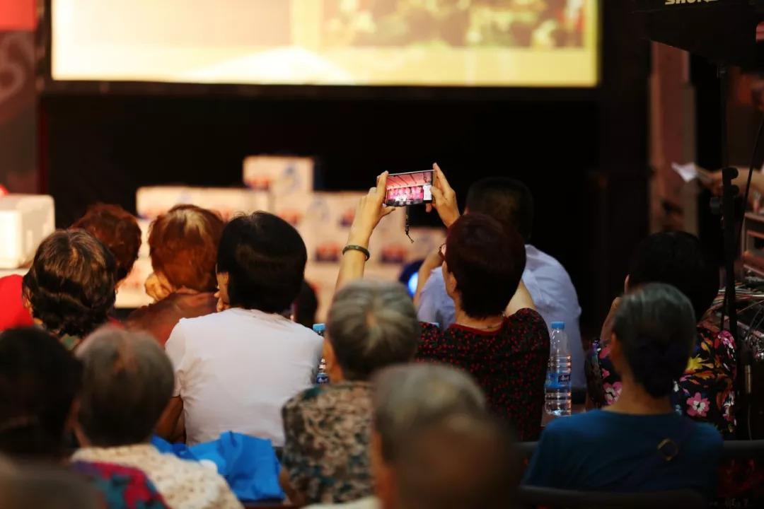 "那些年"周末社区一日游,现场观众的电视机已自动被锁定