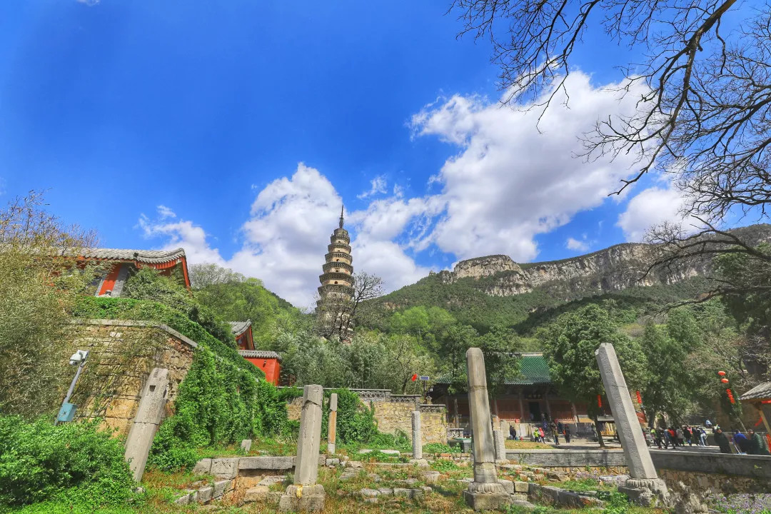" 大明湖的老牌坊,钟楼寺的土城墙,后宰门的石板
