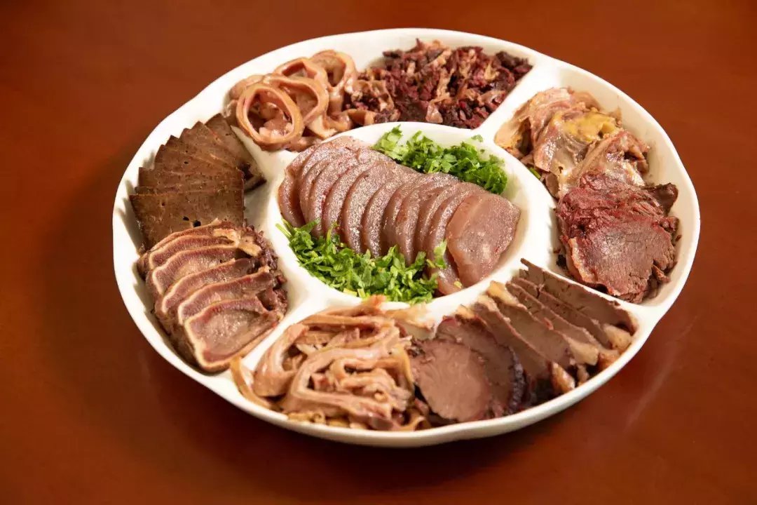 全驴拼是驴宴中的头盘大菜,热菜基本上是主攻内脏.