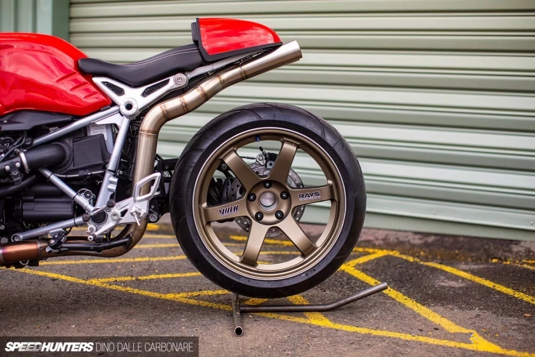 te37轮毂真是有毒,宝马车主竟然将其改装到摩托车上!