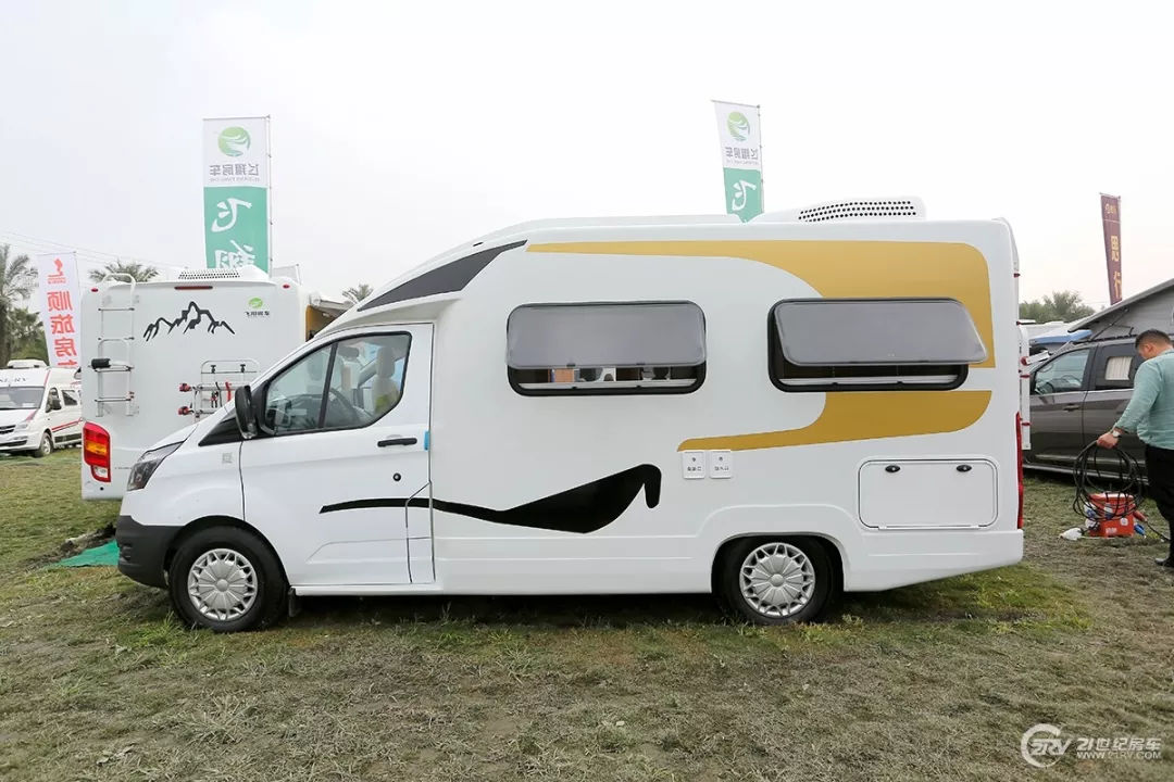 汽油自动挡b型房车 飞翔房车发布2款福特自行式小额头c型房车