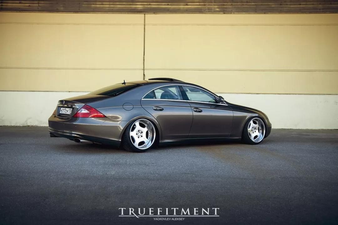 一条非常有态度的香蕉奔驰cls