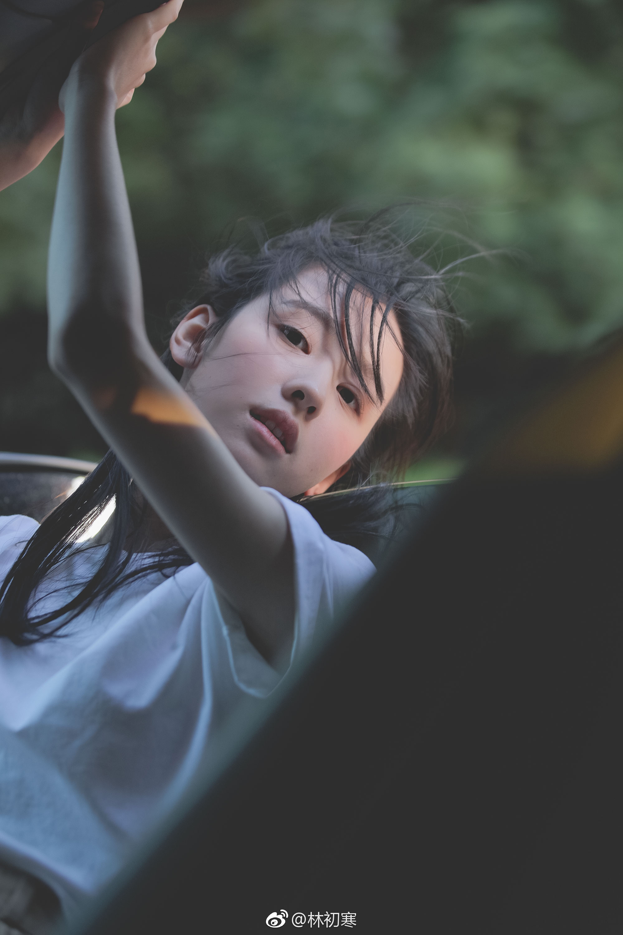 她吹着风林初寒