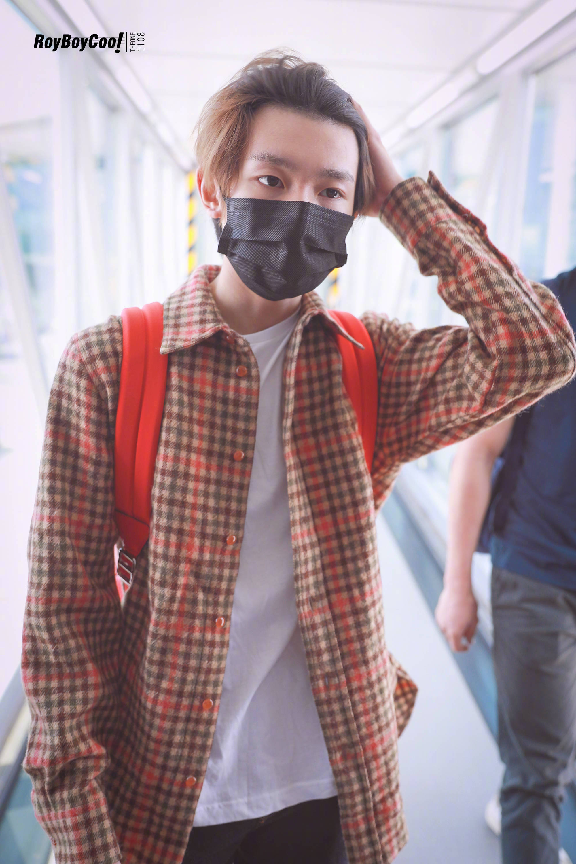 王源 格子衬衫  王源 撩发 红格子衬衫内搭白t的顺毛源,背着双肩包好