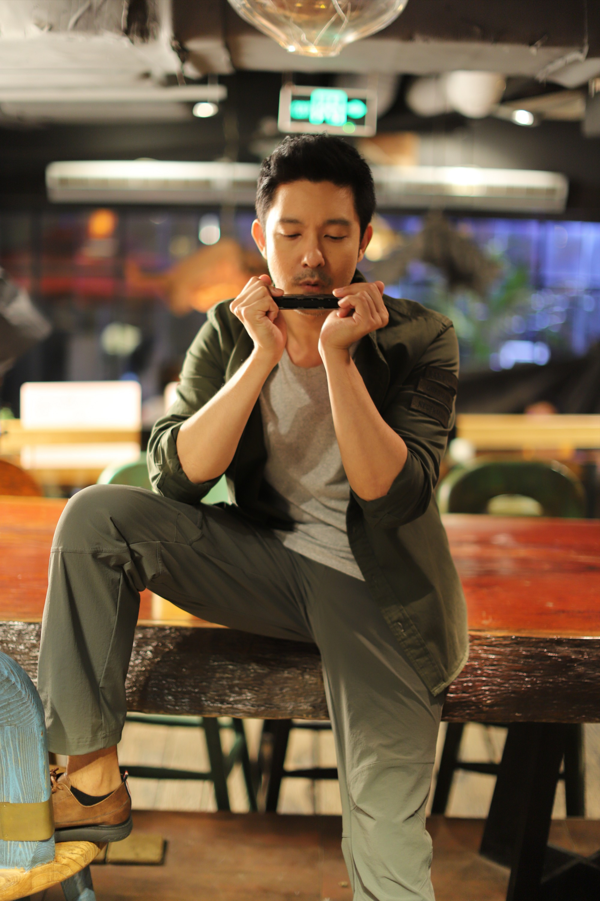 片方今日曝光了一组男主角立威廉的剧照.