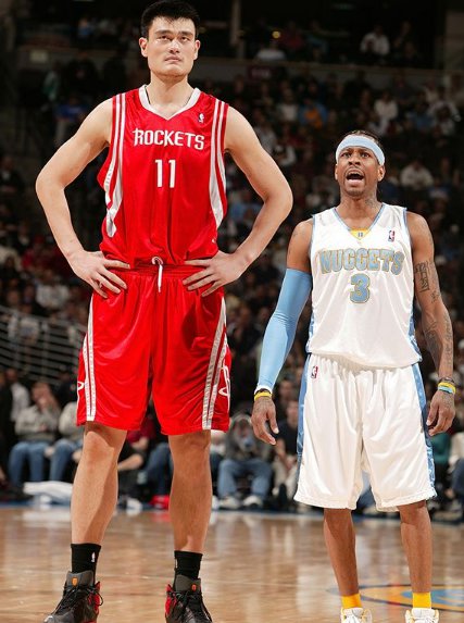 最萌身高差媒体对比姚明和艾弗森等身高