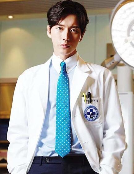 和女友回老家见父母,路遇一病人我急救,女友嫌恶心要分手