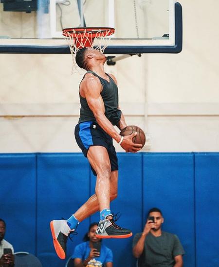 晒出自己扣篮的照片,照片中可以看到威少跳的真的很高,基本平框了