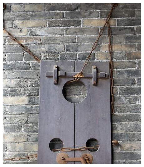 这个刑法叫做枷刑,其实枷锁早在晋代就有了,但是发展到唐代,枷刑就