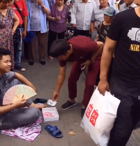 最牛乞丐,大街上乞讨只收百元大钞,好心人捐10块直接扔