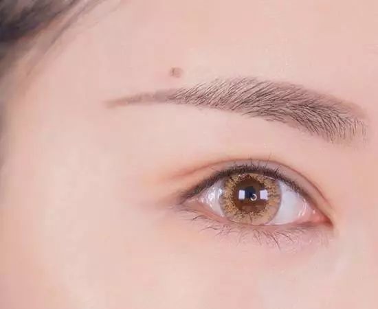 化妆教程 | 今年流行勾月眉!女人味大爆发!