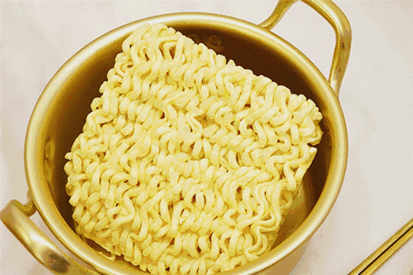 泡面和芝士的搭配可以说是极其魔性了如果你是一个不爱重口味的小吃货
