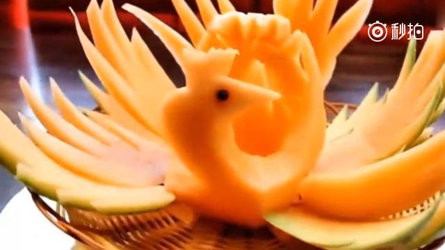 如何做哈密瓜个性孔雀摆盘,水果装饰