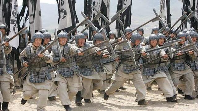 古代打仗时,为何士兵不怕死,拼命在第1排冲锋?只因有1规定