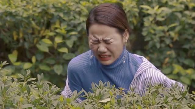 美女肚子疼在公园解手,男子突然冲出来