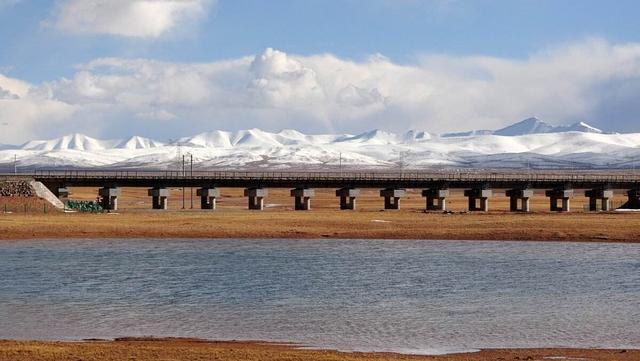 库伊铁路即库尔勒市-伊宁市铁路,近八百里,公路有218国道,属于中国中