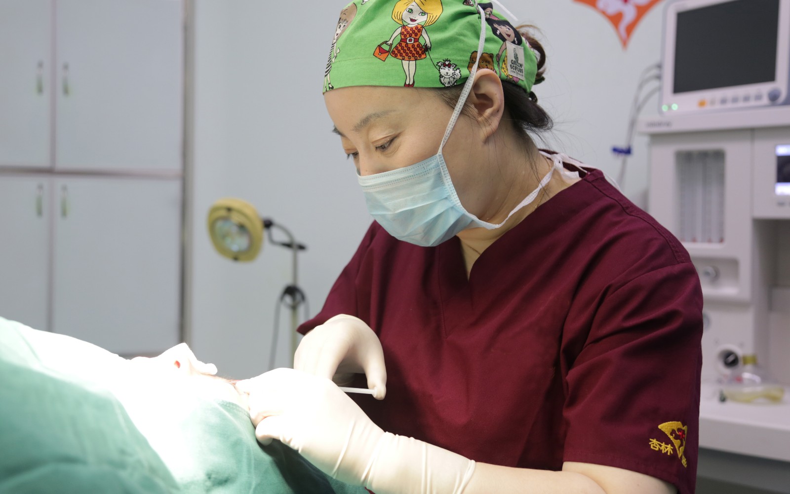 厉害了我的姐美女带团队10年做10122例除皱手术打破世界纪录