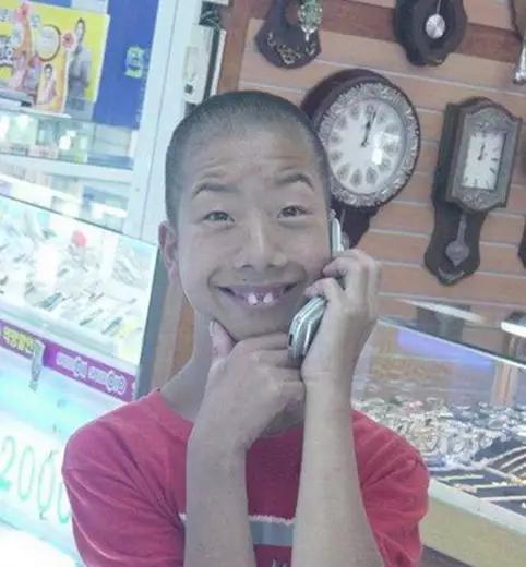 搞笑图片笑话段子不好笑你找我:你这小孩很有弹钢琴的天分啊