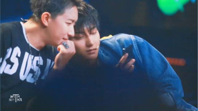 黄子韬黄子韬beggar 本来在给哥哥看手机 听到