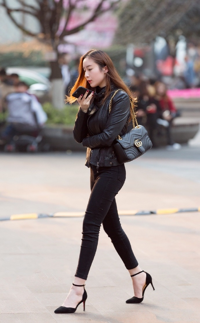 街拍路人深秋简约大气又不臃肿的穿搭大长腿依旧是时尚的标配