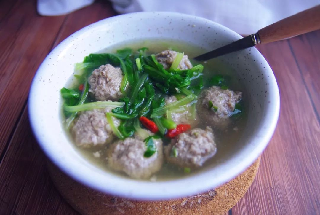 生汆丸子小白菜,平淡朴素家常味,吃起来一点也不输潮汕牛肉丸!