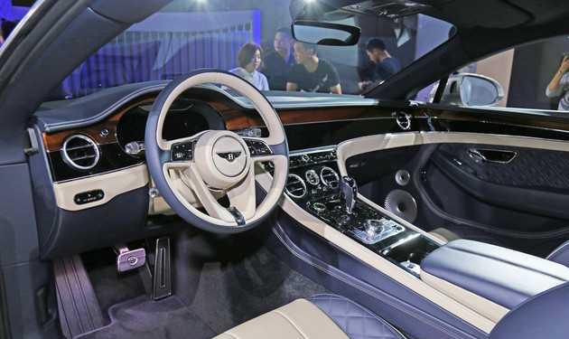 像宾利这种超豪华品牌的内饰,如何把握科技与古典风格之间的那一个度