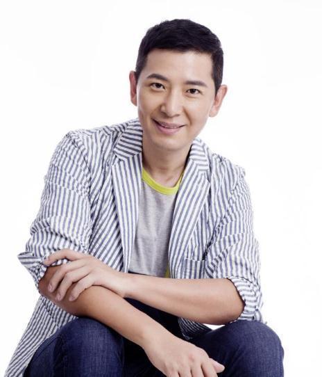 一首歌唱一辈子的歌手,他带上老婆一起唱,他唱不动了儿子来接班