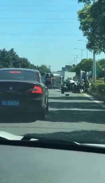 今日上午镇江大港新区金港大道发生严重交通事