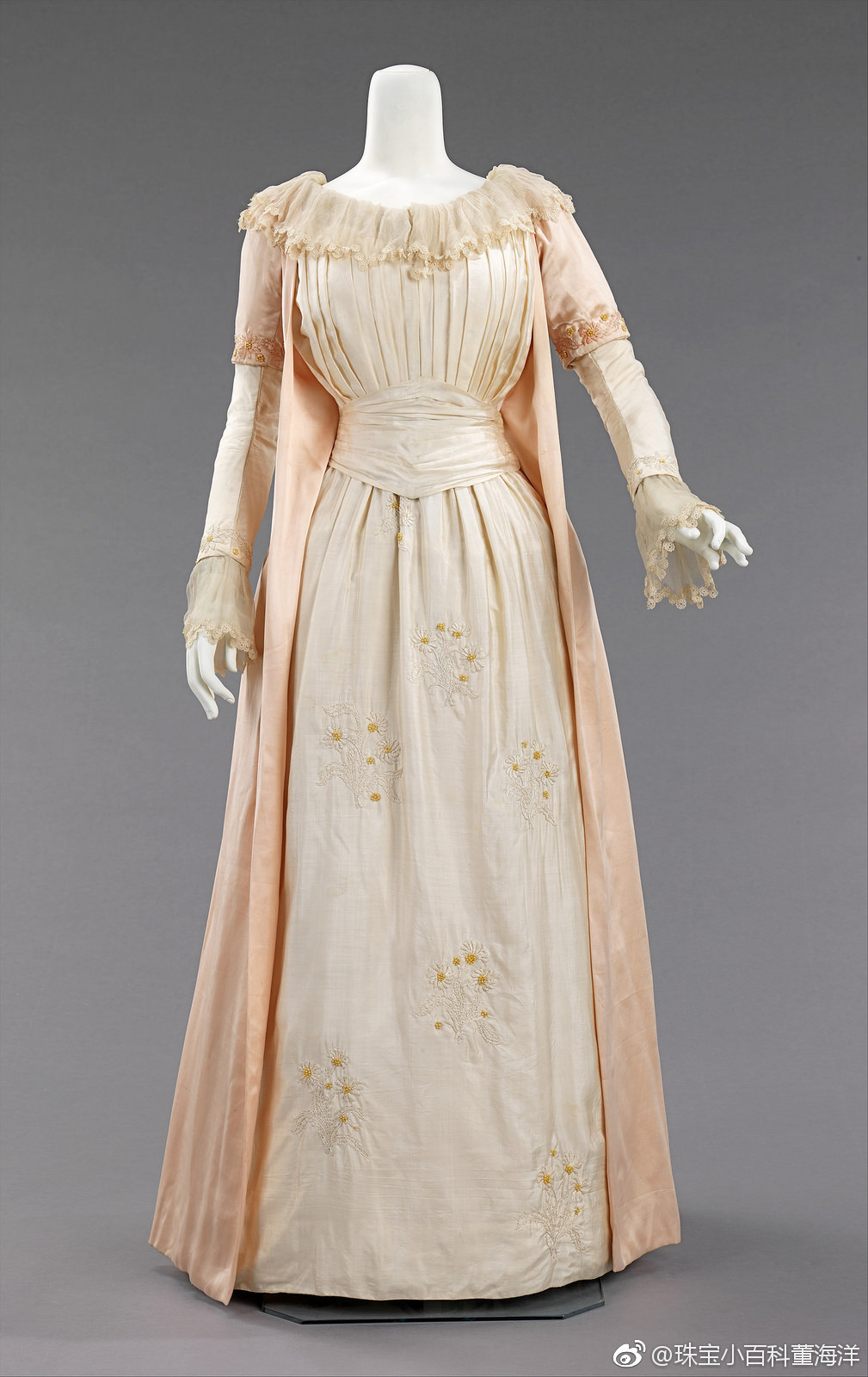 夸张,那个时候的贵族女性们在下午茶的时候都会穿上宽松的袍子和裙子