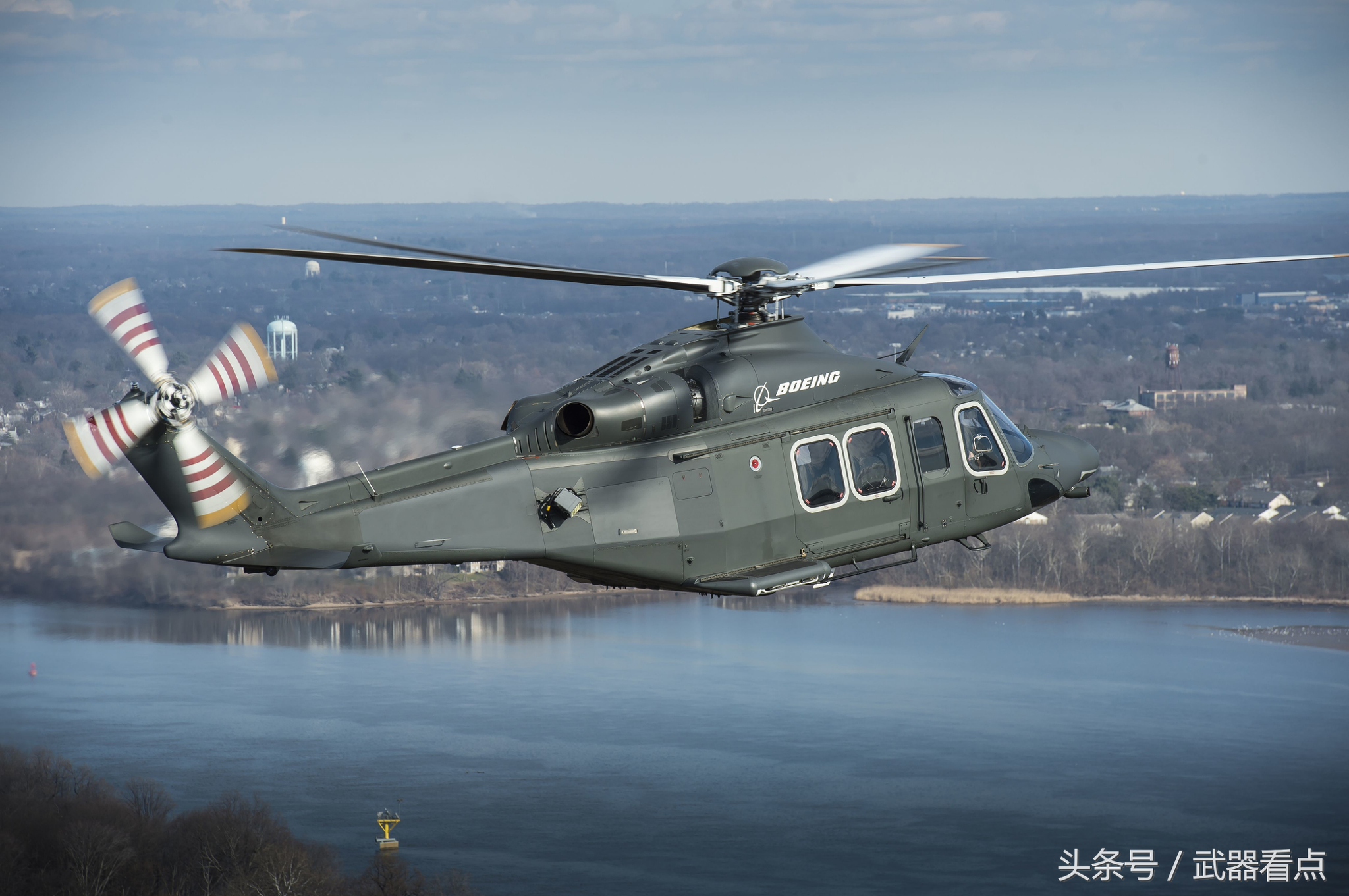 以保持安装了新硬件后的平衡中心,"超级休伊"的载重量增加了800千克