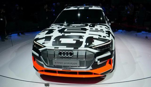 可以看出,e-tron融合了时尚的黑,白,橙三种颜色.