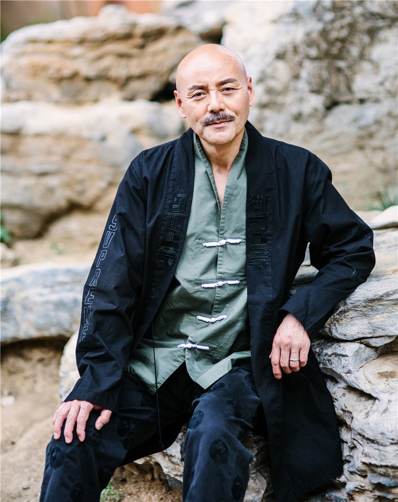 周明汕最新写真曝光 简约格调尽显型男魅力