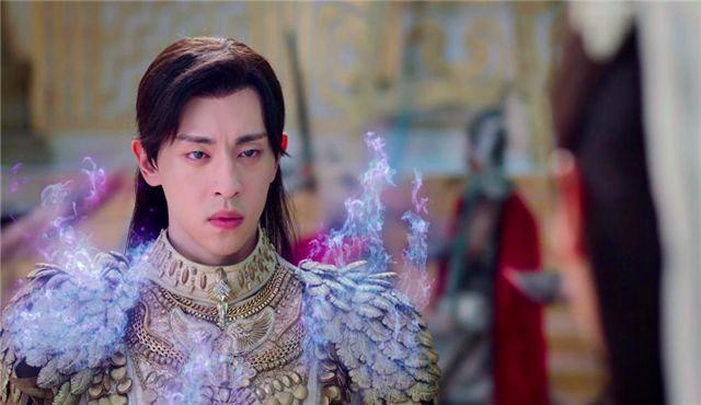 邓伦白发造型被扒出,一席白衣化身冰冻哥哥,网友:想起了冯绍峰