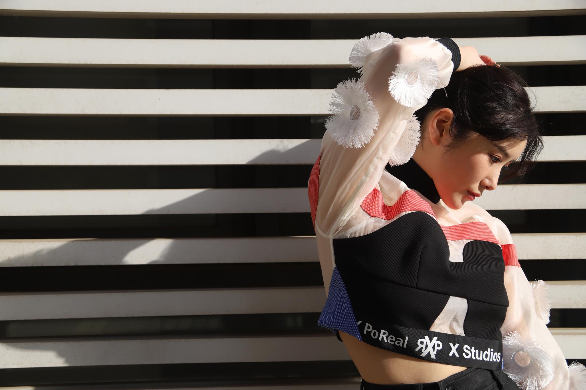 高可儿街头颓废 用长腿和影子表达情绪