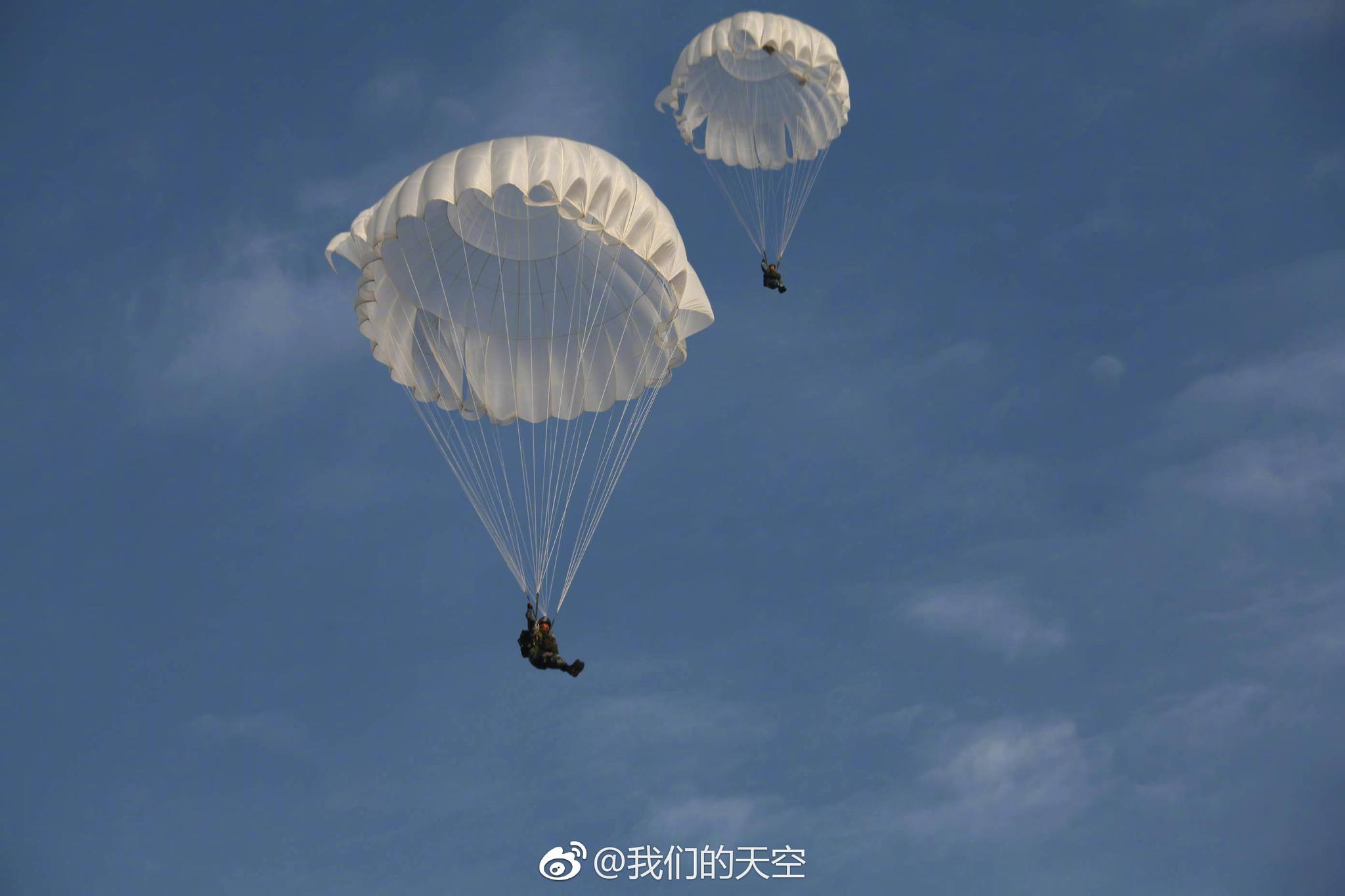 跳伞,想想都刺激.伞花,看着很美丽.伞兵,个个都帅气.老铁双击评论666