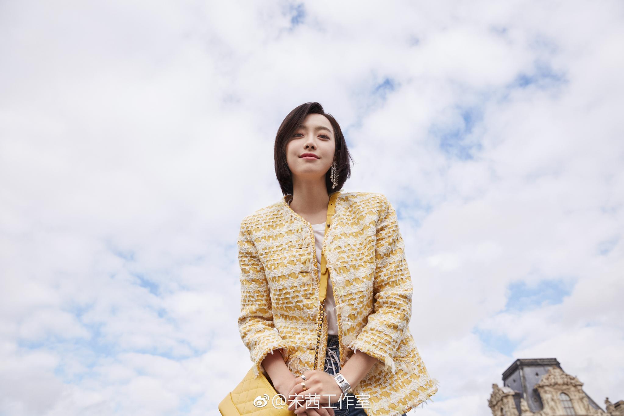 柔情似水拨动心弦,英俊潇洒星眸撩人 @宋茜 在温柔与帅气间自由转换