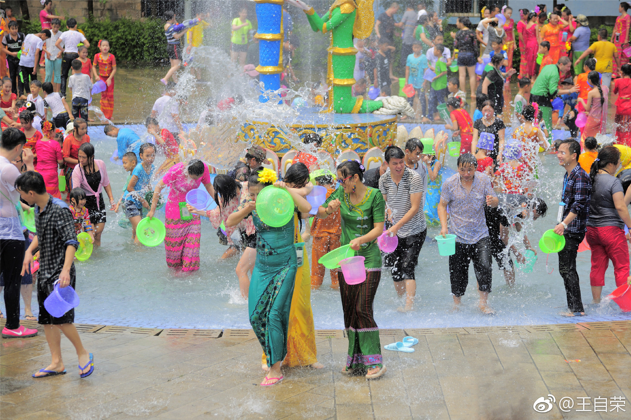 在云南,不是仅有版纳与德宏有泼水节,临沧的泼水节同样热闹.