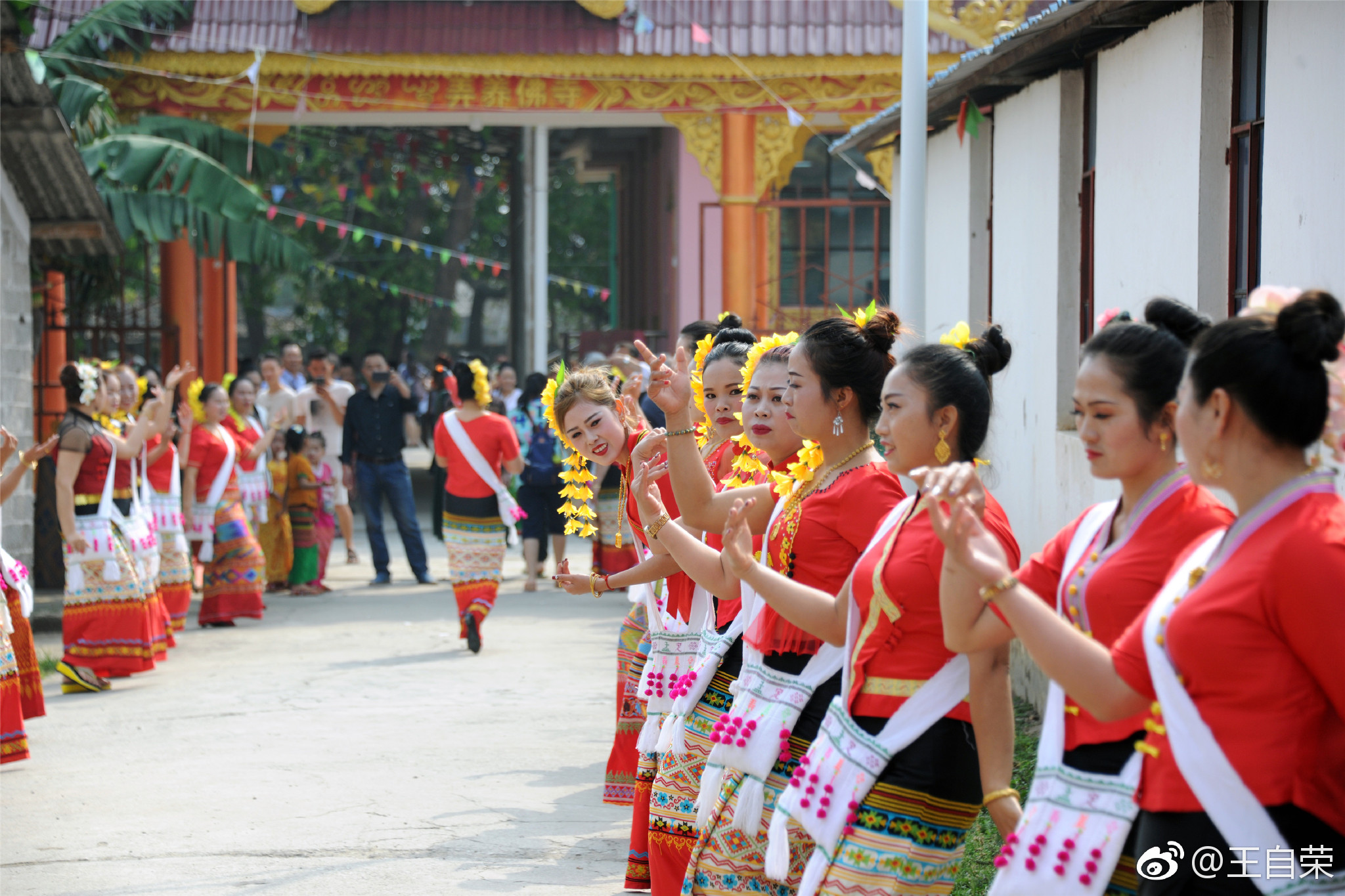 耿马孟定,弄养寨的泼水节.真正在泼水的没有多少意思_新浪看点