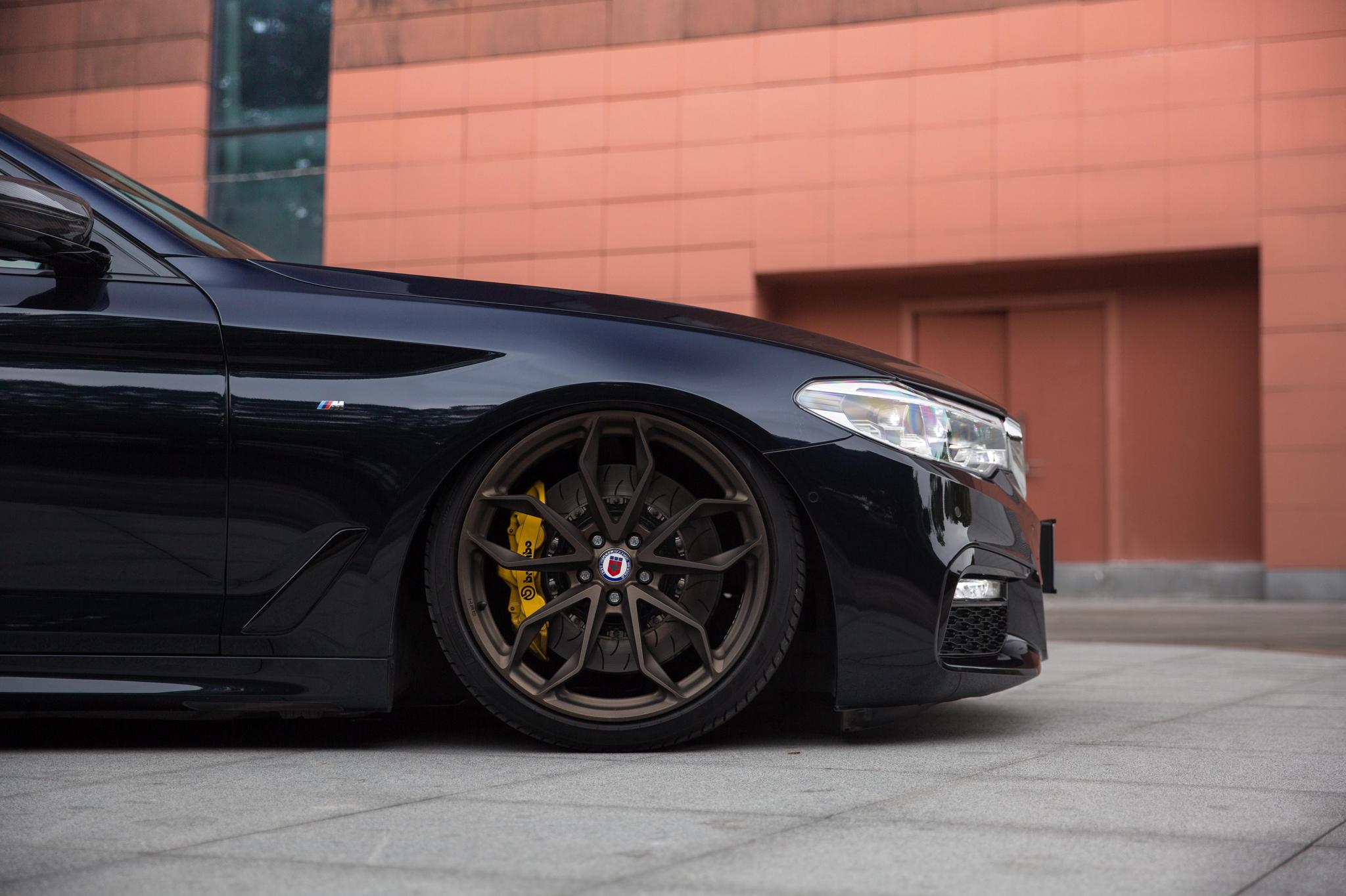 国内首辆改装低趴的宝马新5系轻轻一改就已花费20万